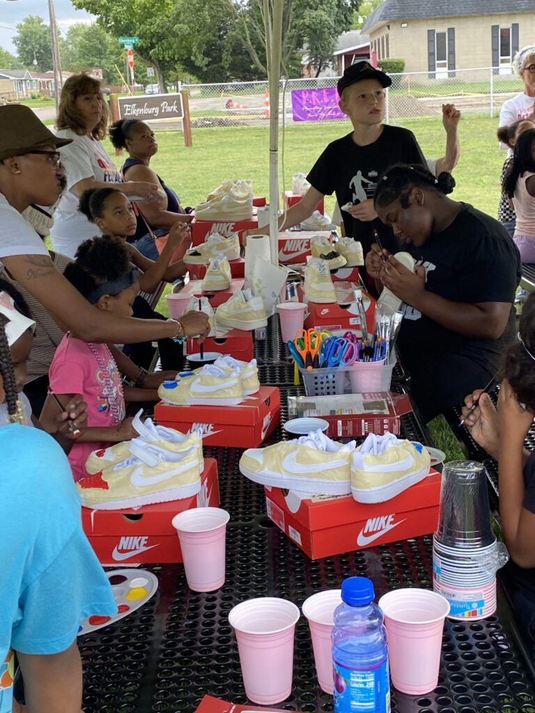 kids in the park do crafts